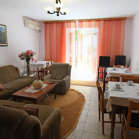 Haxhiu טיראנה